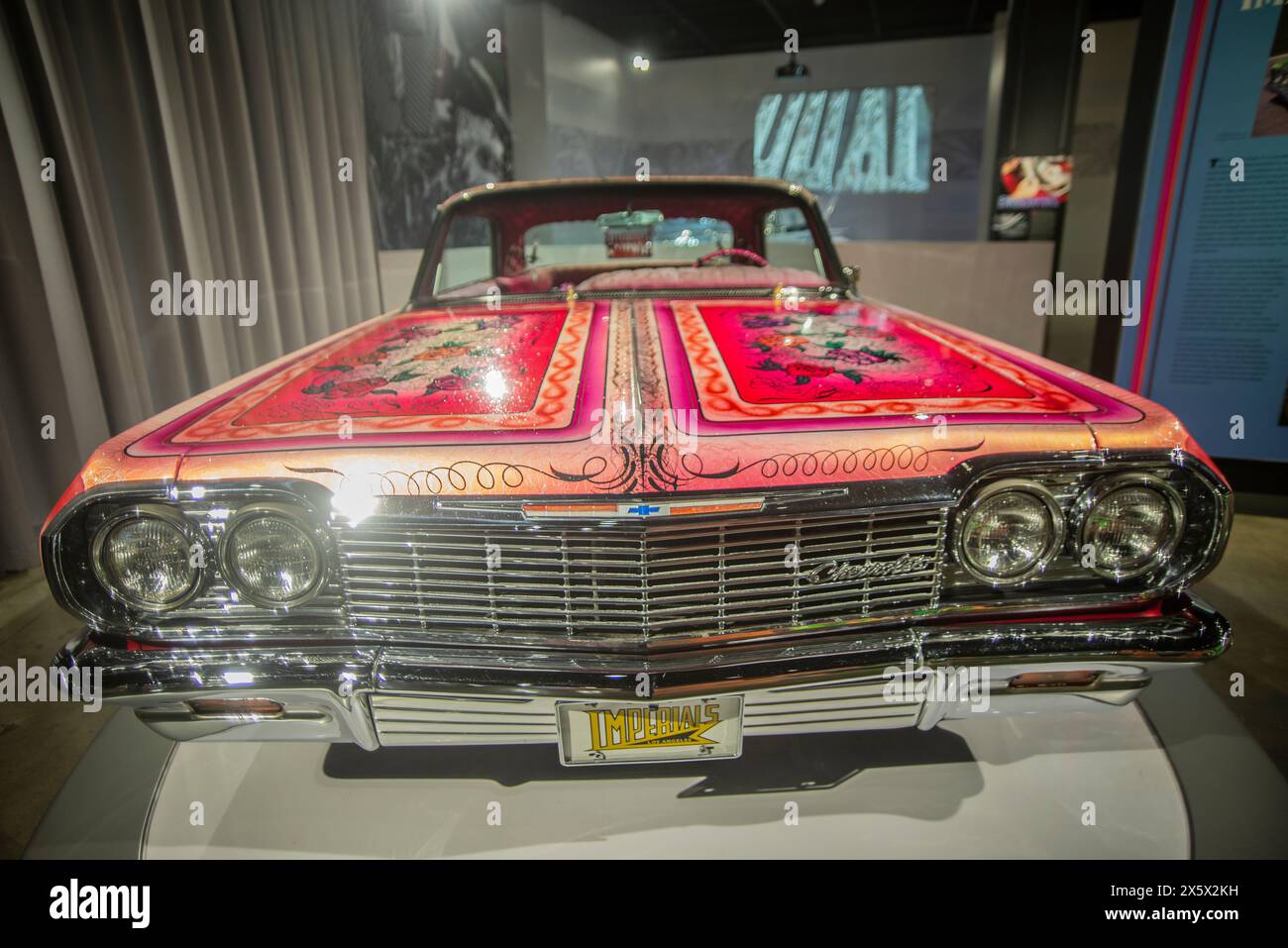 Auf dem Bild 1964 Chevrolet Impala, 'Zigeuner Rose', Autoklub Imperial. Kollektion Jesse Valadez. Lowrider Exponate sind immer ein Fan-Favorit und wir freuen uns, die umfassendste Lowrider-Ausstellung in der Geschichte des Museums zu eröffnen“, so Terry L. Karges, Geschäftsführer des Petersen Automotive Museums. Besucher haben die Möglichkeit, einige bemerkenswerte Attraktionen zu sehen, wie das Chevrolet Impala Cabrio „Final Score“ von 1958 und das Chevrolet Bel Air von 1957 „Double Trouble“, sowie die 1958 „Dead Presidents“ Chevrolet Impala, die von Albert de Alba Mr. Und Albert de Alba Jr. gebaut wurden, die zu diesen zählen Stockfoto