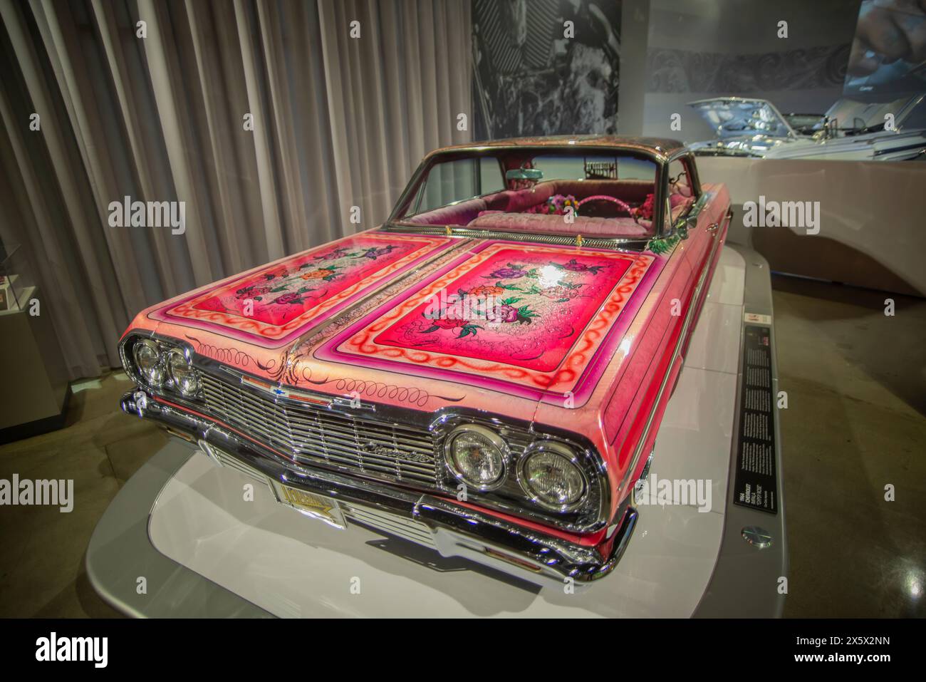 Auf dem Bild 1964 Chevrolet Impala, 'Zigeuner Rose', Autoklub Imperial. Kollektion Jesse Valadez. Lowrider Exponate sind immer ein Fan-Favorit und wir freuen uns, die umfassendste Lowrider-Ausstellung in der Geschichte des Museums zu eröffnen“, so Terry L. Karges, Geschäftsführer des Petersen Automotive Museums. Besucher haben die Möglichkeit, einige bemerkenswerte Attraktionen zu sehen, wie das Chevrolet Impala Cabrio „Final Score“ von 1958 und das Chevrolet Bel Air von 1957 „Double Trouble“, sowie die 1958 „Dead Presidents“ Chevrolet Impala, die von Albert de Alba Mr. Und Albert de Alba Jr. gebaut wurden, die zu diesen zählen Stockfoto