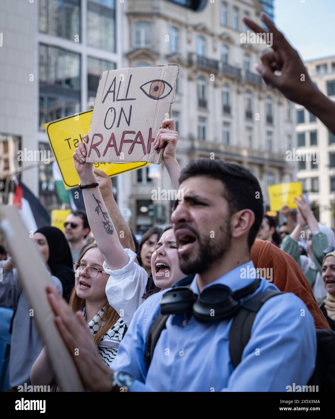 11. Mai 2024, Hessen, Frankfurt/Main: 'Alle Augen auf Rafah', fordern Demonstranten mit einem Poster bei einer Solidaritätsdemonstration für Palästina in der Frankfurter Innenstadt. Foto: Frank Rumpenhorst/dpa Stockfoto