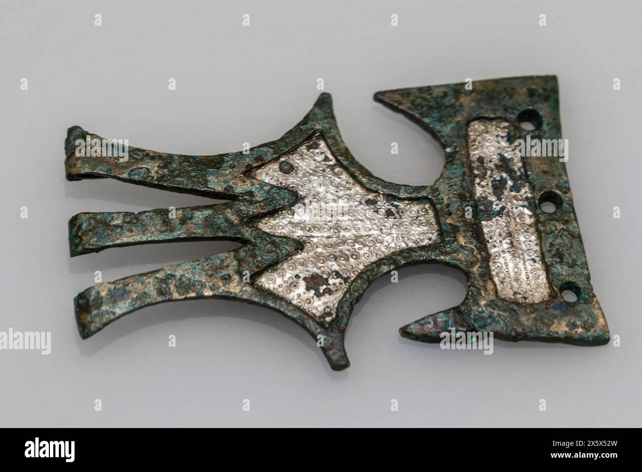 Bronze-Gürtelplatte mit drei Haken, verziert mit silberner Damaskierung, 5.-3. Jahrhundert v. Chr., Cerro Maquiz, Mengibar, iberische Kultur, Iberian Museum of Stockfoto
