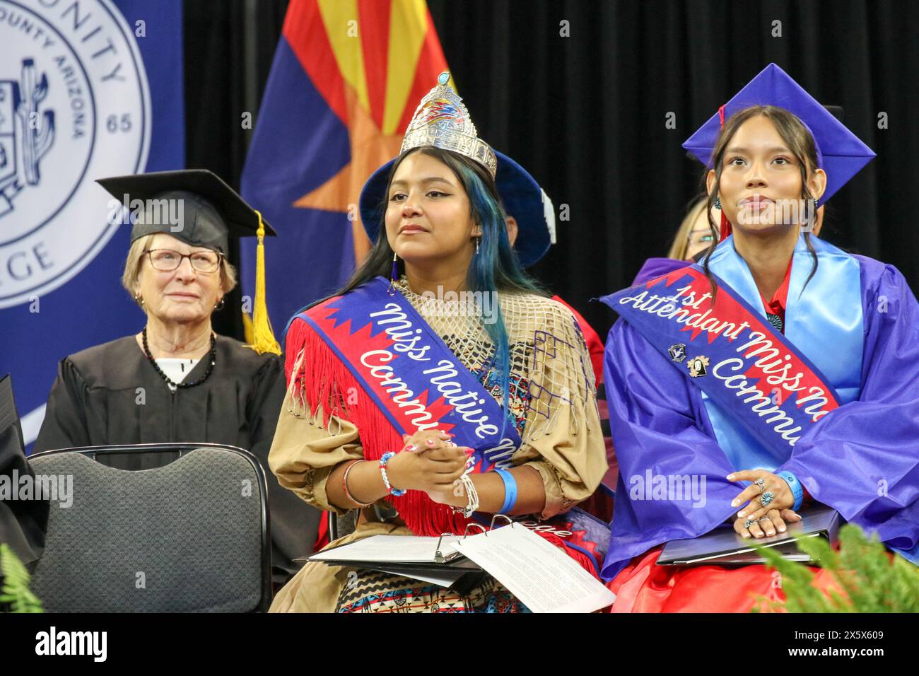 Die Mitglieder der Plattform-Party sitzen am 11. Mai 2024 auf der Hauptbühne der Mesa Community CollegeÕs in der Desert Financial Arena in Tempe, Arizona. First Lady Dr. Jill Biden hielt eine Antrittsrede vor den 600 Kandidaten und ihren Gästen, die anwesend waren. (Foto: Alexandra Buxbaum/SIPA USA) Credit: SIPA USA/Alamy Live News Stockfoto