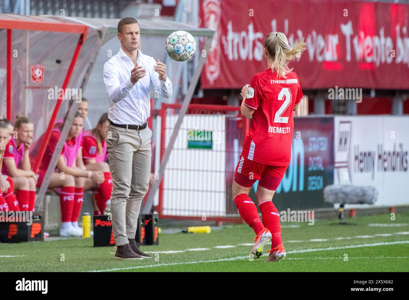 Enschede, Niederlande. Mai 2024. Enschede, Niederlande, 11. Mai 2024: Joran Pot (Cheftrainer von Twente) wirft den Ball an Kim Everaerts (2 Twente) während des Azerion Vrouwen Eredivisie Fußballspiels zwischen Twente und Telstar in de Grolsch Veste in Enschede, Niederlande. (Leiting Gao/SPP) Credit: SPP Sport Press Photo. /Alamy Live News Stockfoto