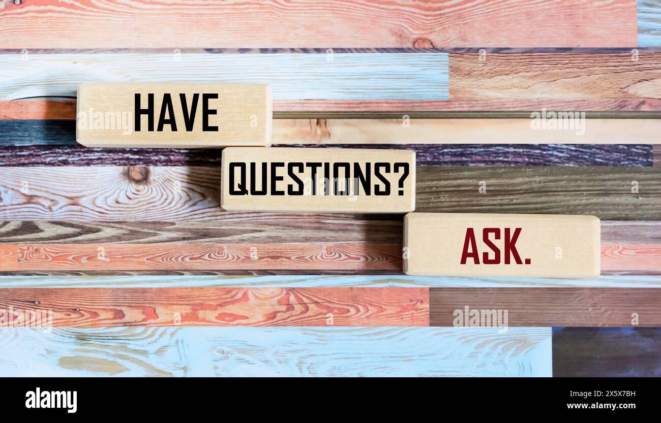Stellen Sie Fragen, Textwörter Typografie auf Holzblöcken und Vintage-Hintergrund, Tipps für das Geschäftsmarketing, motivierendes inspirierendes Konzept Stockfoto