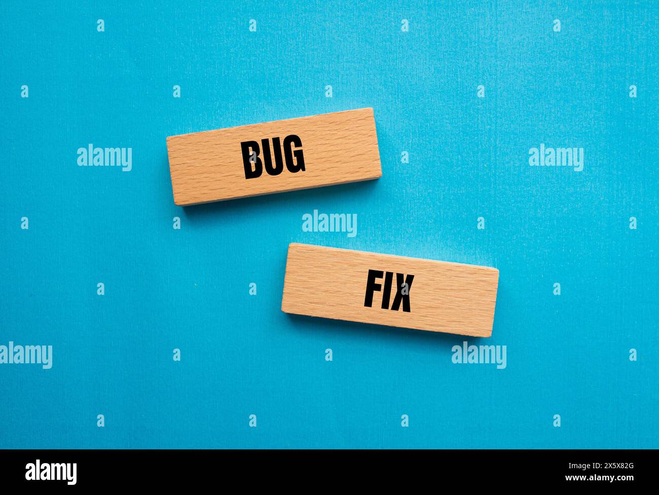Bugfix Wörter auf Holzblöcken mit blauem Hintergrund geschrieben. Symbol für konzeptionelle Fehlerbehebungen. Kopierbereich. Stockfoto