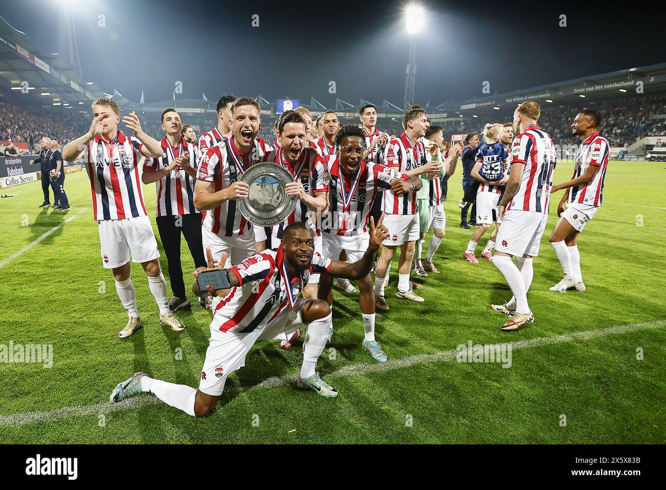 Tilburg, Niederlande. Mai 2024. TILBURG - 10-05-2024. Stadion Koning Willem II. Keuken Kampioen Divisie, KKD. Saison 2023-2024. Willem II - Telstar. Endpunktzahl 3:2. Mit dieser Punktzahl wird Willem II. Champion und stieg in die Premier Division auf. Willem II Spieler Jeremy Bokila, Willem II Spieler Michael de Leeuw, Willem II Spieler Khaled Razak, Willem II Spieler Runar Thor Sigurgeirsson, Willem II Spieler Max Svensson. Beschreibung: Pro Shots/Alamy Live News Stockfoto