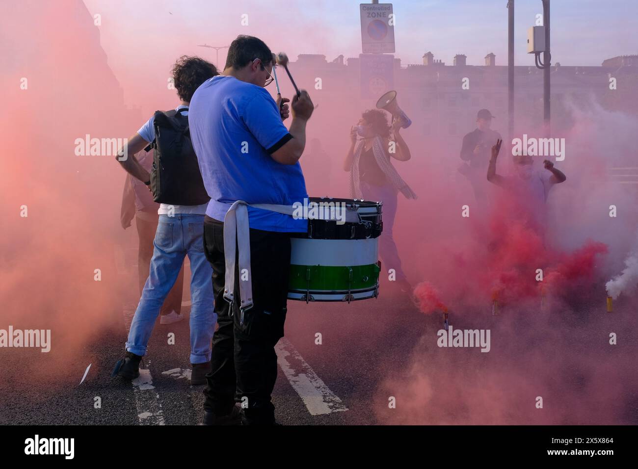 London, UK, 11. Mai 2024. Jugendarbeit und Gesundheitspersonal für Palästina veranstalteten einen Notprotest in Solidarität mit den Gazastreibern und um das Bewusstsein für Bürger zu schärfen, die in Rafah gefangen sind, vor einer bevorstehenden israelischen Militäroperation. Die Gruppe marschierte mit Bannern und ging zur Waterloo Bridge, blockierte sie kurzzeitig und setzte Dutzende Rauchfackeln ein. Quelle: Eleventh Photography/Alamy Live News Stockfoto