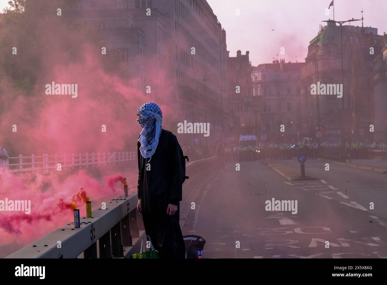 London, UK, 11. Mai 2024. Jugendarbeit und Gesundheitspersonal für Palästina veranstalteten einen Notprotest in Solidarität mit den Gazastreibern und um das Bewusstsein für Bürger zu schärfen, die in Rafah gefangen sind, vor einer bevorstehenden israelischen Militäroperation. Die Gruppe marschierte mit Bannern und ging zur Waterloo Bridge, blockierte sie kurzzeitig und setzte Dutzende Rauchfackeln ein. Quelle: Eleventh Photography/Alamy Live News Stockfoto