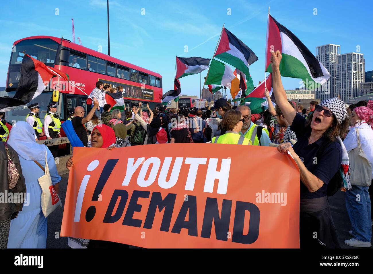 London, UK, 11. Mai 2024. Jugendarbeit und Gesundheitspersonal für Palästina veranstalteten einen Notprotest in Solidarität mit den Gazastreibern und um das Bewusstsein für Bürger zu schärfen, die in Rafah gefangen sind, vor einer bevorstehenden israelischen Militäroperation. Die Gruppe marschierte mit Bannern und ging zur Waterloo Bridge, blockierte sie kurzzeitig und setzte Dutzende Rauchfackeln ein. Quelle: Eleventh Photography/Alamy Live News Stockfoto