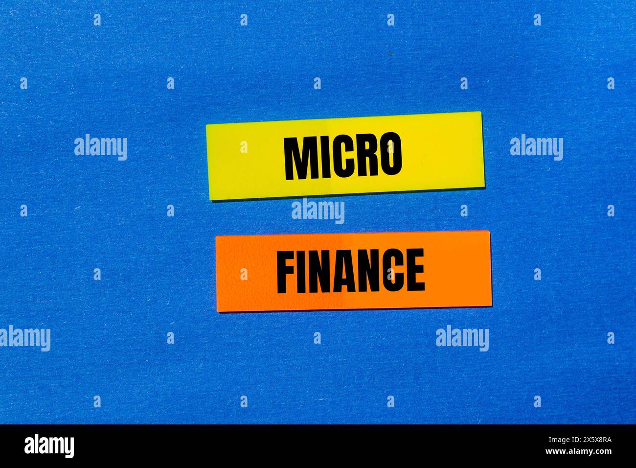 Wörter aus dem Mikrofinanzbereich auf bunten Papieraufklebern mit blauem Hintergrund. Konzeptionelles Geschäftssymbol für Mikrofinanzen. Kopierbereich. Stockfoto