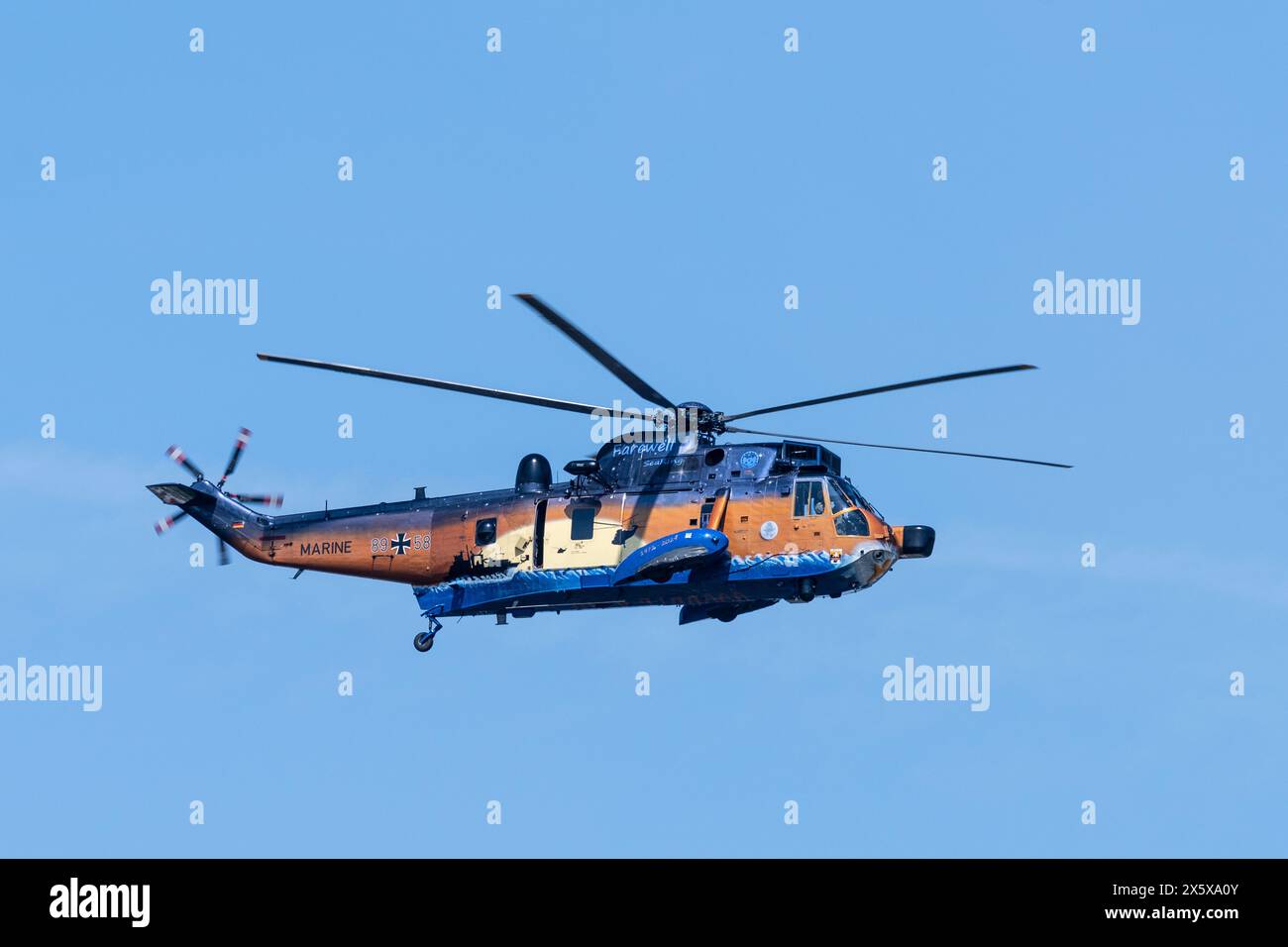 Der Seaking Helicopter der Deutschen Marine präsentiert seine Abschiedstour in einer ganz besonderen Lackierung, die hier beim Hafenjubiläum in Hamburg zu sehen ist Stockfoto