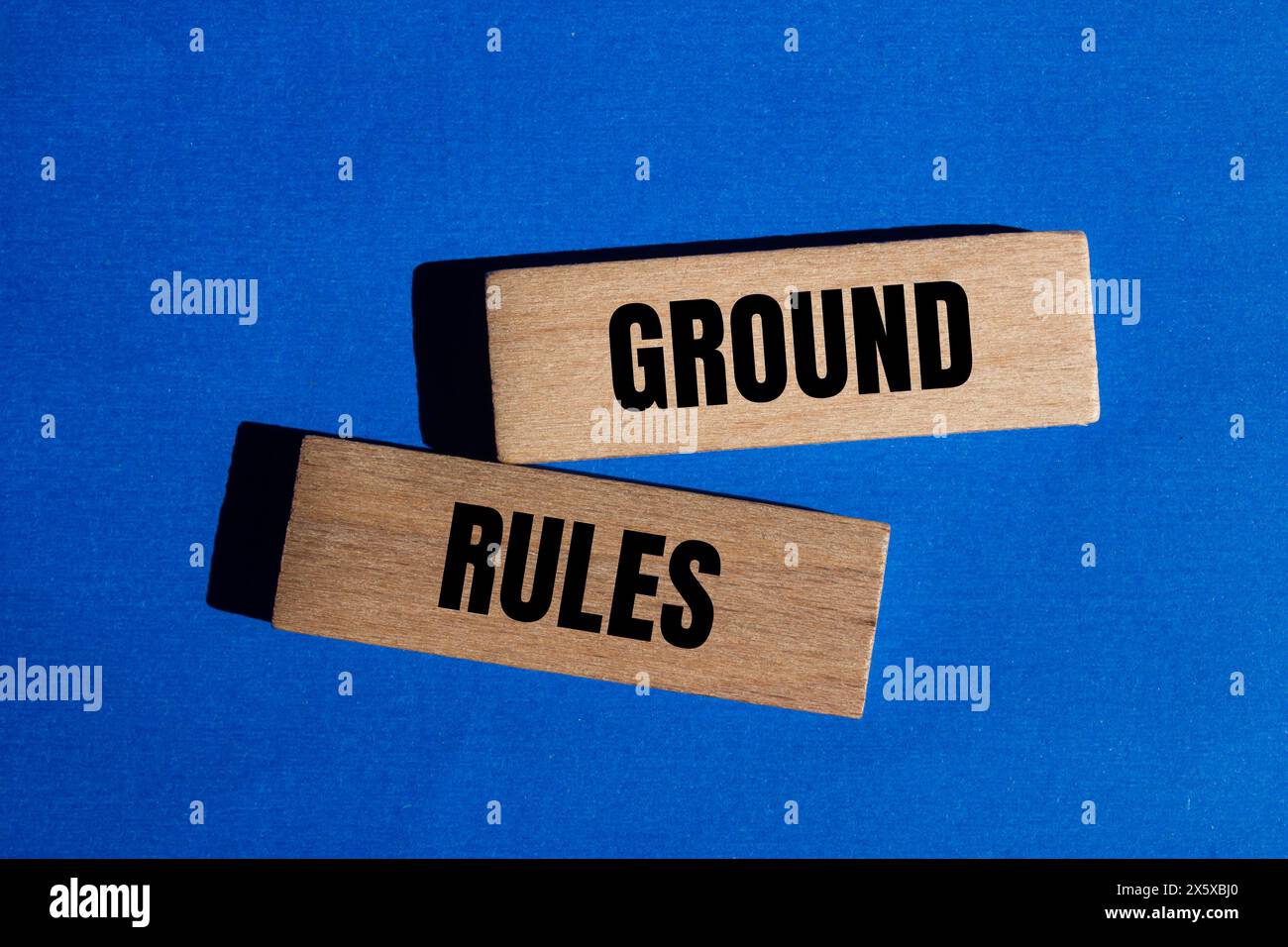 Grundregeln Wörter auf Holzblöcken mit blauem Hintergrund. Symbol für konzeptionelle Grundregeln. Kopierbereich. Stockfoto