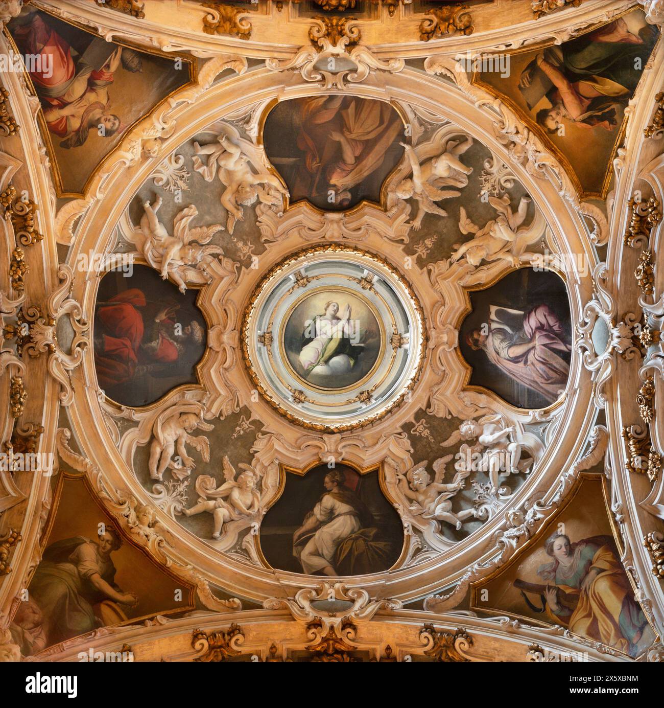 MAILAND, ITALIEN - 6. MÄRZ 2024: Die Kuppel und Gemälde der kapelle unserer Lieben Frau von Mt. Carmel in der Kirche Chiesa di Santa Maria del Carmine Stockfoto