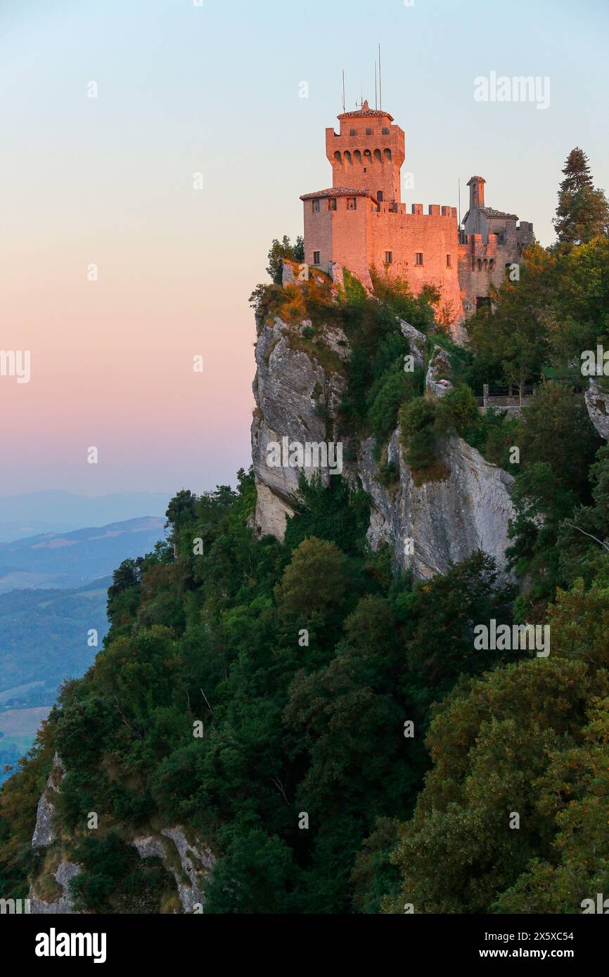 Am späten Nachmittag Sonnenlicht auf der Festung Guaita auf dem Titano-Berg in San Marino. Die Republik San Marino ist ein von ihm umgebener Mikrostaat Stockfoto