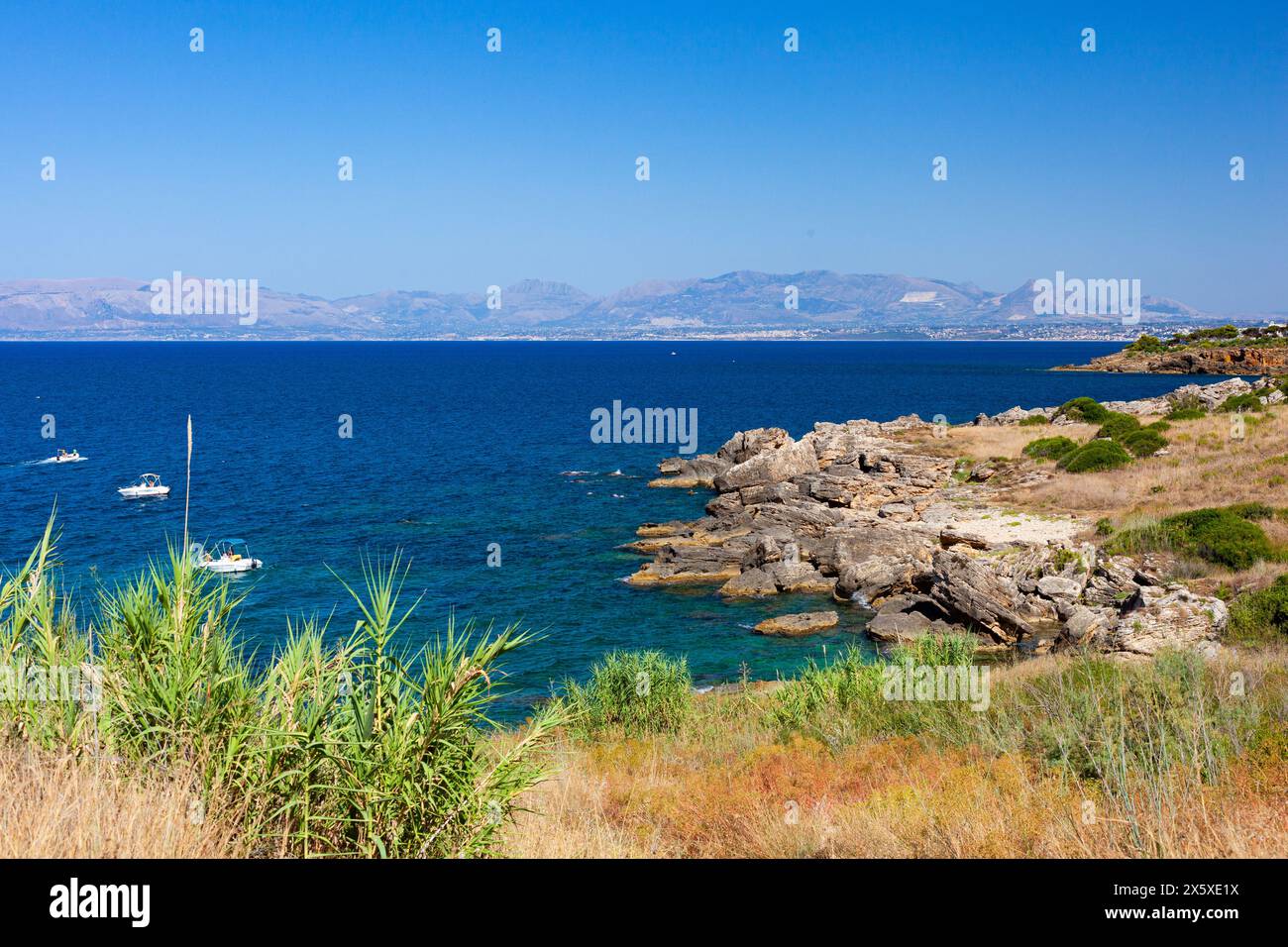 Paradies meer Bucht mit azurblauem Wasser und Strand Blick von der Küste weg von Zingaro Naturpark, zwischen San Vito lo Capo und Scopello, Trapani p Stockfoto