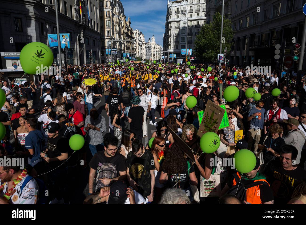 Madrid, Spanien. Mai 2024. Während einer Demonstration durch die Straßen Madrids halten die Demonstranten Ballons zum Gedenken an den World Marihuana March. Seit 1999 wird an jedem ersten Samstag im Mai weltweit der Welt-Marihuana-Tag gefeiert. Diejenigen, die an dem marsch teilnahmen, forderten, Marihuana zu legalisieren und zu fordern, dass Anbau und Besitz nicht kriminalisiert werden. Quelle: SOPA Images Limited/Alamy Live News Stockfoto