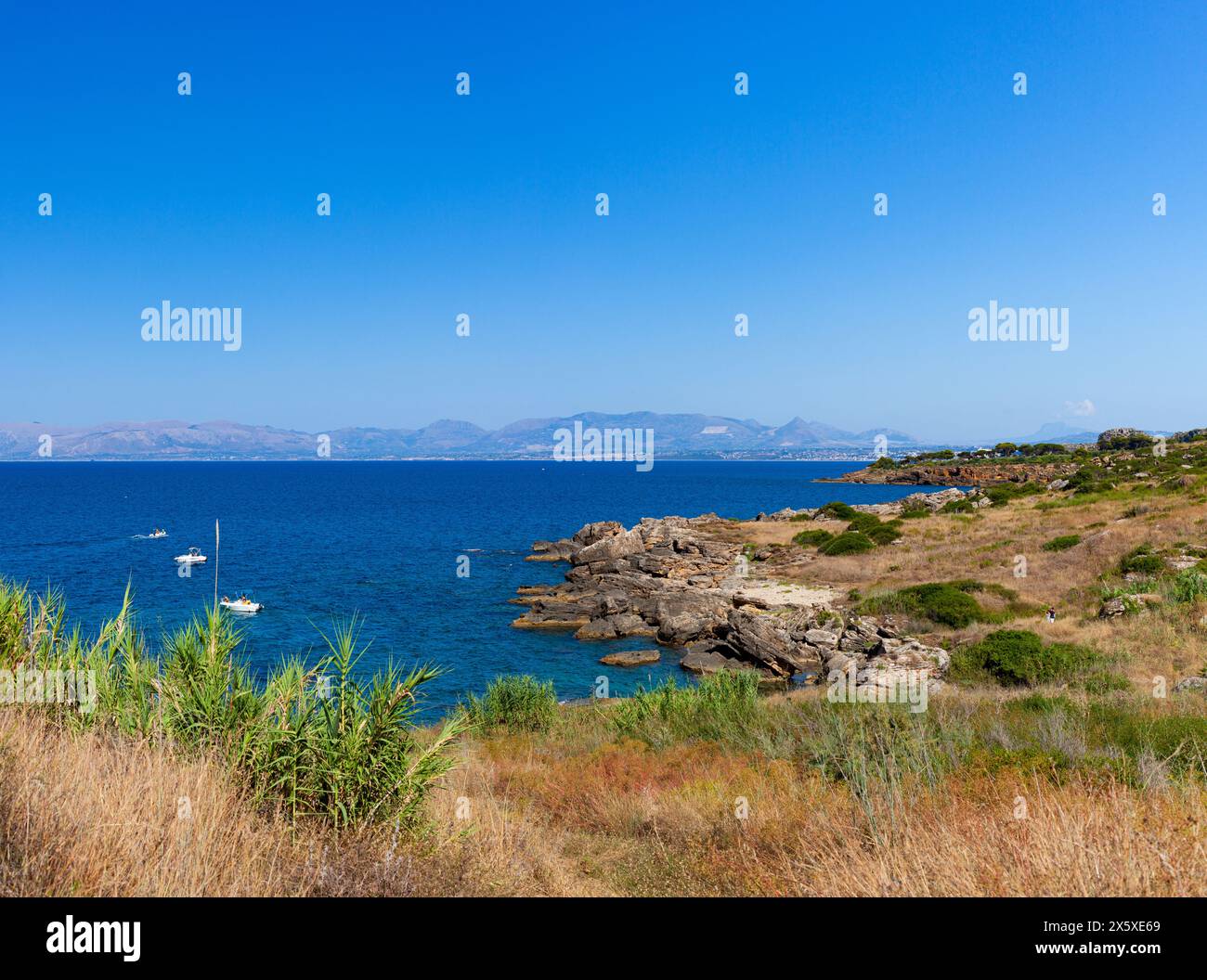 Paradies meer Bucht mit azurblauem Wasser und Strand Blick von der Küste weg von Zingaro Naturpark, zwischen San Vito lo Capo und Scopello, Trapani p Stockfoto