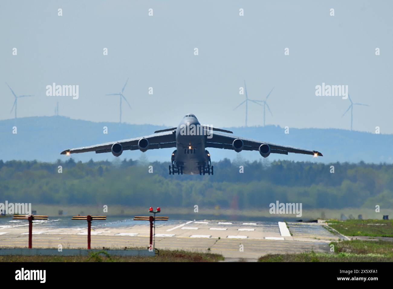 11.5.2024 Ramstein Air Base eine Lockheed C5 Super Galaxy Transportmaschine der US Amerikanischen Luftwaffe hebt in Ramstein ab. Ramstein Miesenbach Air Base Rheinland Pfalz Deutschland *** 11 5 2024 Ramstein Air Base Ein Lockheed C5 Super Galaxy Transportflugzeug der US Air Force startet von Ramstein Ramstein Miesenbach Air Base Rheinland-Pfalz Deutschland Stockfoto