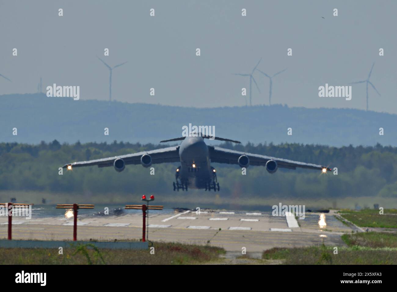 11.5.2024 Ramstein Air Base eine Lockheed C5 Super Galaxy Transportmaschine der US Amerikanischen Luftwaffe hebt in Ramstein ab. Ramstein Miesenbach Air Base Rheinland Pfalz Deutschland *** 11 5 2024 Ramstein Air Base Ein Lockheed C5 Super Galaxy Transportflugzeug der US Air Force startet von Ramstein Ramstein Miesenbach Air Base Rheinland-Pfalz Deutschland Stockfoto