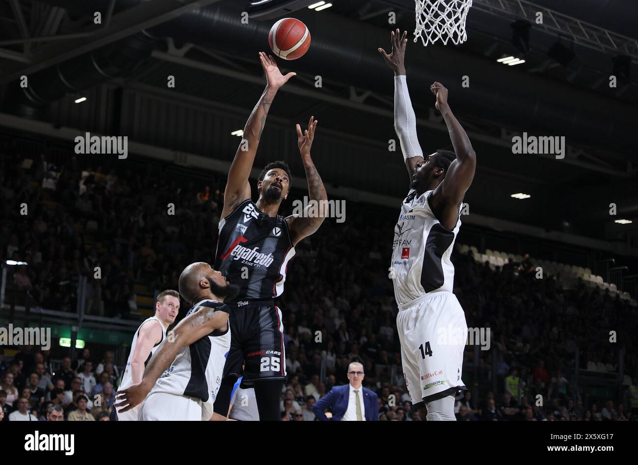 Jordan Mickey (Bologna) während des LBA während des ersten Spiels der Playoffs der italienischen Basketballmeisterschaft der Serie A1 Segafredo Virtus Bologna vs. Bertram Derthona Tortona in der Segafredo Arena, Bologna, Italien, 11. Mai 2024 - Foto: Michele Nucci Stockfoto