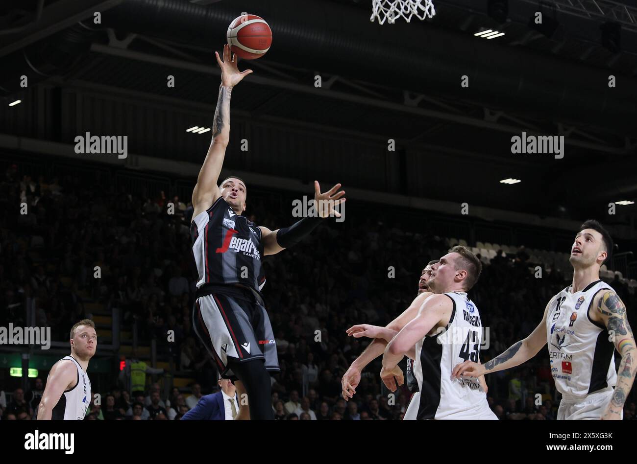 Iffe Lundberg (Bologna) während des LBA im 1. Spiel der Playoffs der italienischen Basketballmeisterschaft der Serie A1 Segafredo Virtus Bologna vs. Bertram Derthona Tortona in der Segafredo Arena, Bologna, Italien, 11. Mai 2024 - Foto: Michele Nucci Stockfoto