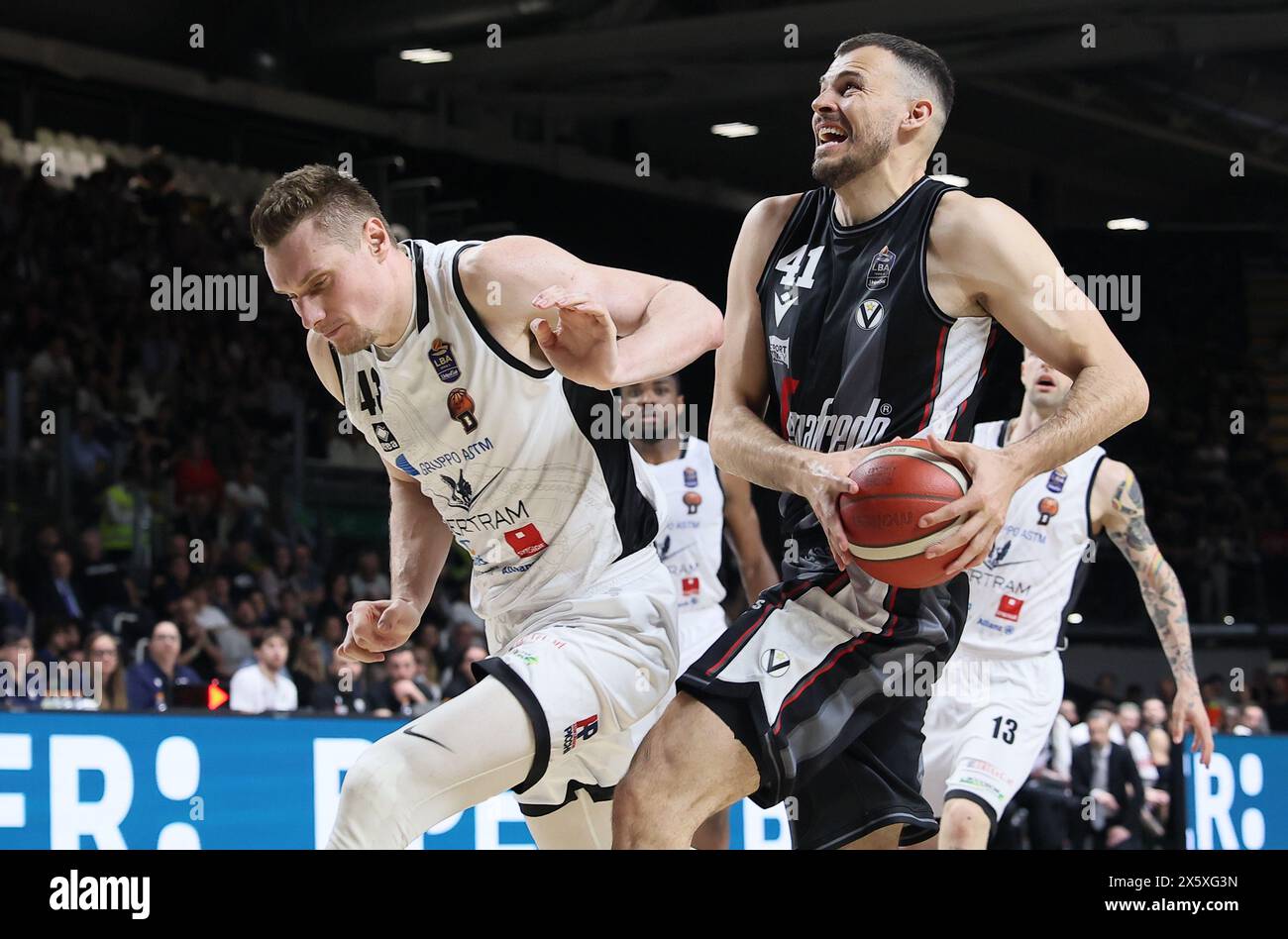 Ante Zizic (Bologna) (R) in Aktion von Leon Radosevic (Tortona) während des LBA während des ersten Spiels der Playoffs der italienischen Basketballmeisterschaft der Serie A1 Segafredo Virtus Bologna vs. Bertram Derthona Tortona in der Segafredo Arena, Bologna, Italien, 11. Mai 2024 - Foto: Michele Nucci Stockfoto