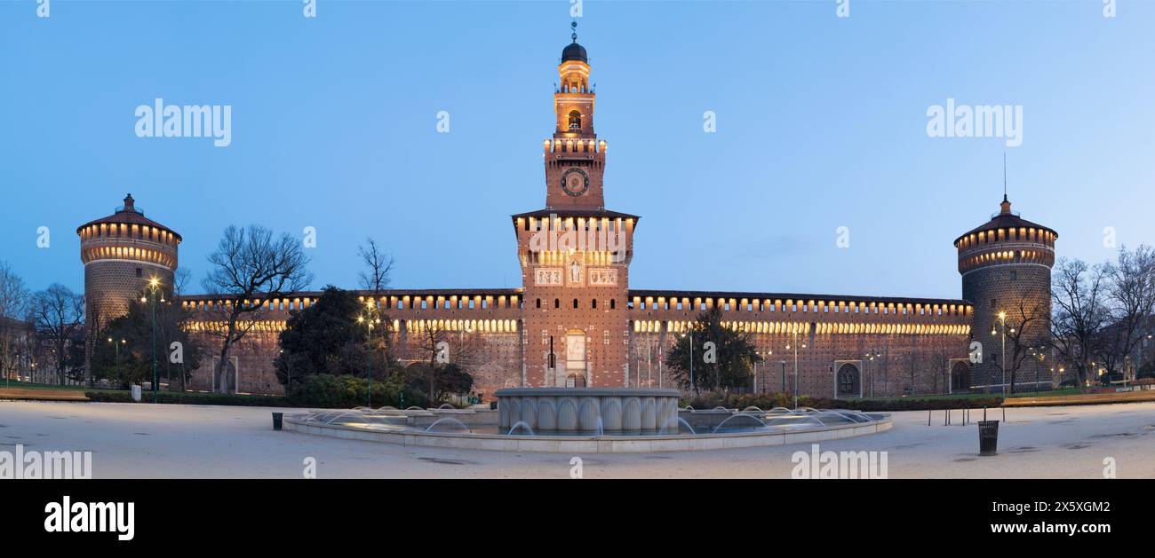 MAILAND, ITALIEN - 4. MÄRZ 2024: Schloss Sforza - Castello Sforzesco in der Abenddämmerung Stockfoto