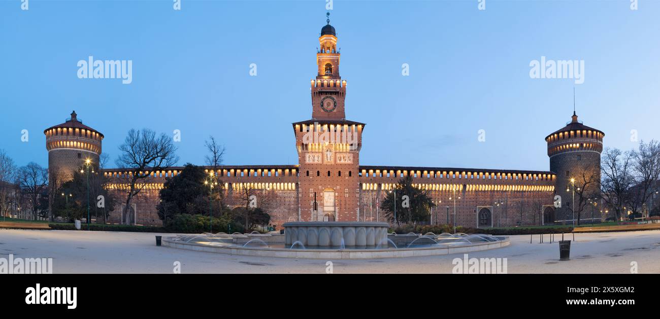 MAILAND, ITALIEN - 4. MÄRZ 2024: Schloss Sforza - Castello Sforzesco in der Abenddämmerung Stockfoto MAILAND, ITALIEN - 4. MÄRZ 2024: Schloss Sforza - Castello Sforzesco in der Abenddämmerung Stockfoto