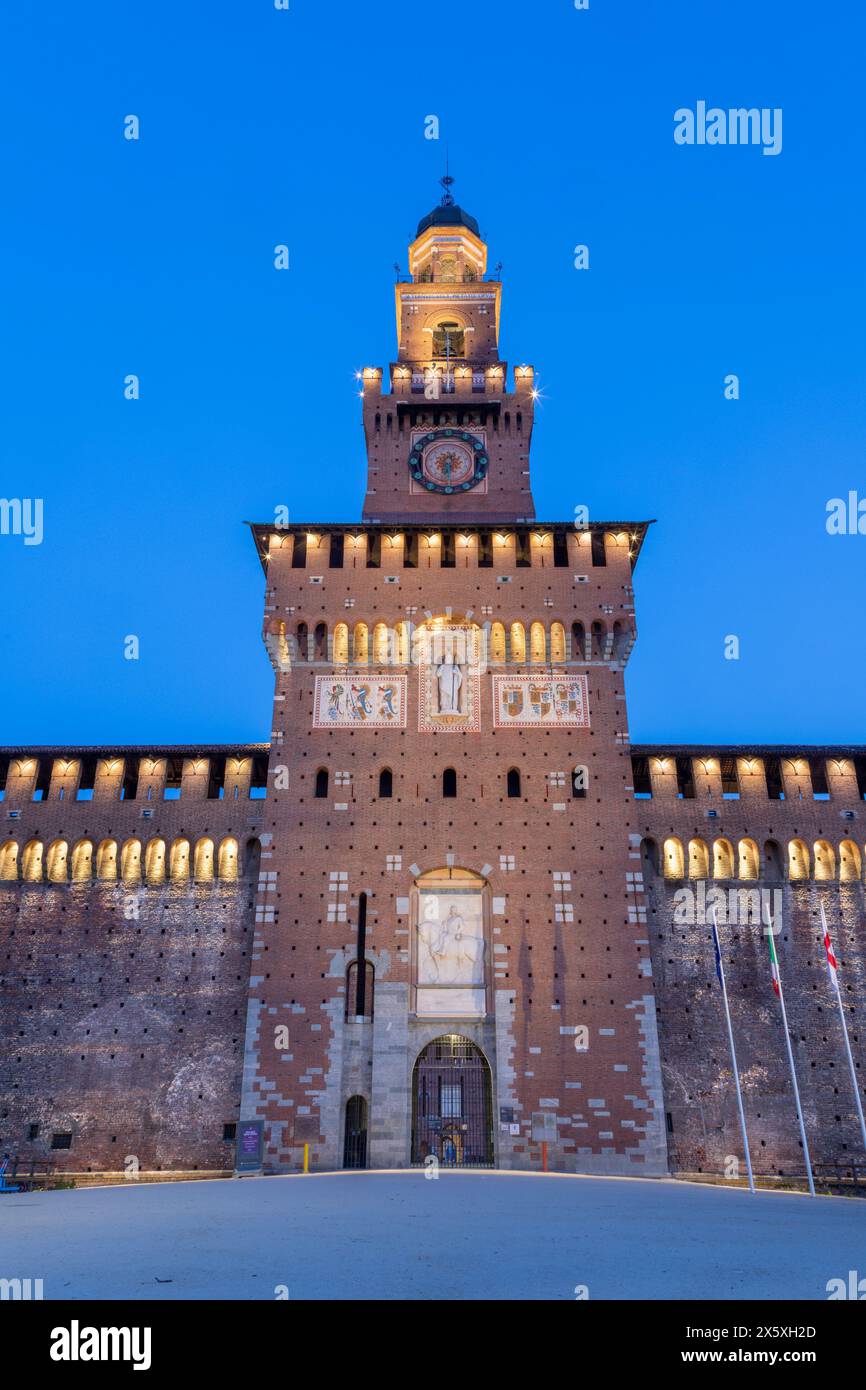 MAILAND, ITALIEN - 4. MÄRZ 2024: Schloss Sforza - Castello Sforzesco in der Abenddämmerung Stockfoto