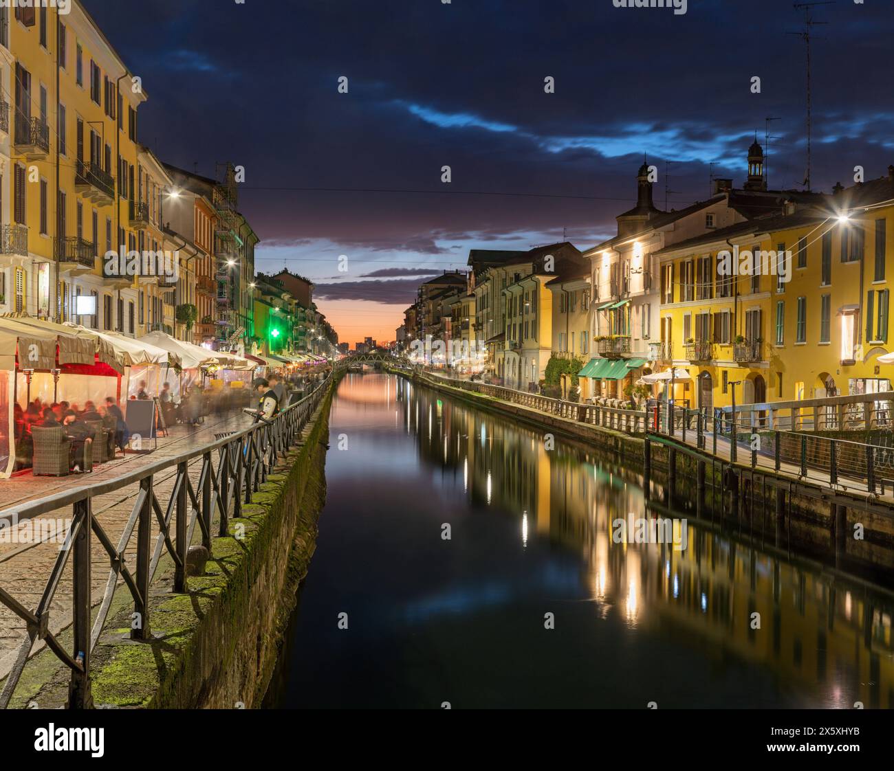 MAILAND, ITALIEN - 6. MÄRZ 2024: Die Navigli in der Abenddämmerung. Stockfoto