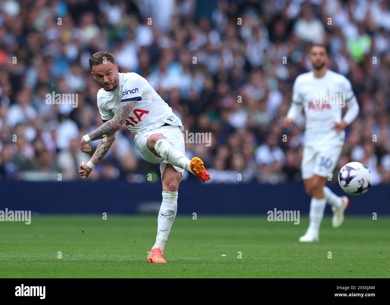 London, Großbritannien. Mai 2024; Tottenham Hotspur Stadium, London, England; Premier League Football, Tottenham Hotspur gegen Burnley; James Maddison von Tottenham Hotspur übergibt den Ball in Attack Credit: Action Plus Sports Images/Alamy Live News Stockfoto