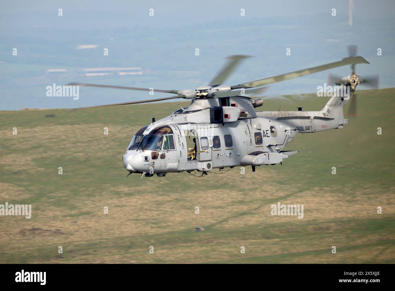 Okehampton, Devon, Großbritannien, 11. Mai 2024. Royal Navy Merlin HC4/4A Helicopter, der während der Übung Wyvern Tor am nördlichen Rand von Dartmoor, Devon, Großbritannien, Aufgaben ausführt, um die Ten Torers und Jubillee Challenges 2024 zu unterstützen. Quelle: Bob Sharples/Alamy Live News Stockfoto