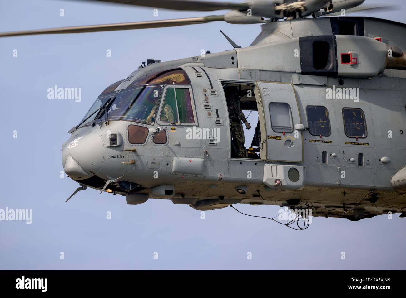 Okehampton, Devon, Großbritannien, 11. Mai 2024. Royal Navy Merlin HC4/4A Helicopter, der während der Übung Wyvern Tor am nördlichen Rand von Dartmoor, Devon, Großbritannien, Aufgaben ausführt, um die Ten Torers und Jubillee Challenges 2024 zu unterstützen. Quelle: Bob Sharples/Alamy Live News Stockfoto