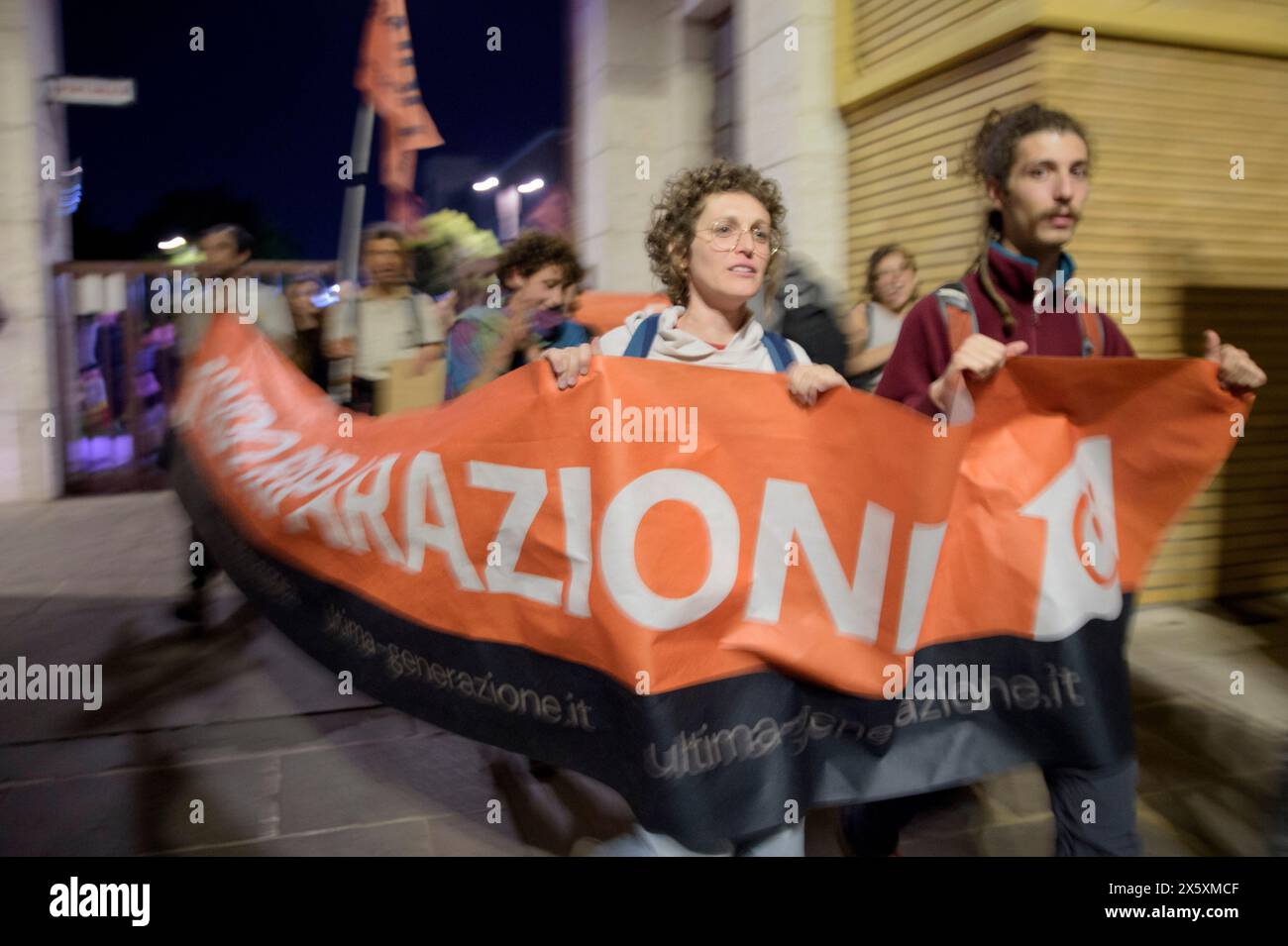 Rom, Italien. Mai 2024. Die Aktivisten der ökologischen Bewegung˜Ultima Generazione (letzte Generation) treten in die Sapienza ein, um ihre Solidarität mit den Studenten zu zeigen, die die politische Fakultät in Rom besetzen. (Kreditbild: © Marcello Valeri/ZUMA Press Wire) NUR REDAKTIONELLE VERWENDUNG! Nicht für kommerzielle ZWECKE! Stockfoto