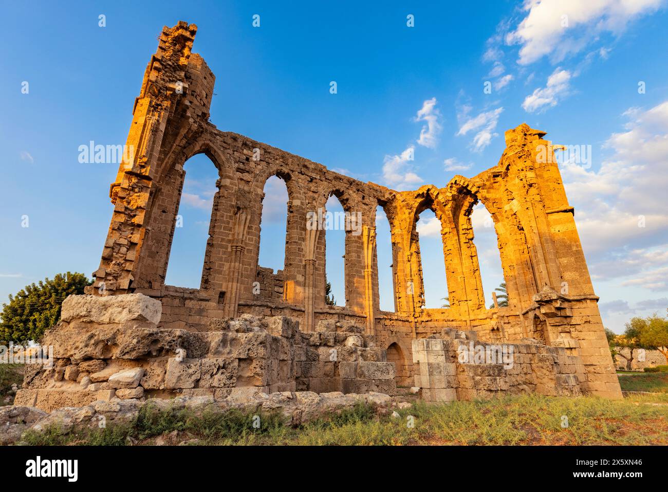 Ruinen der byzantinischen Kirche St. George Latin während des Sonnenuntergangs in Famagusta, Zypern Stockfoto