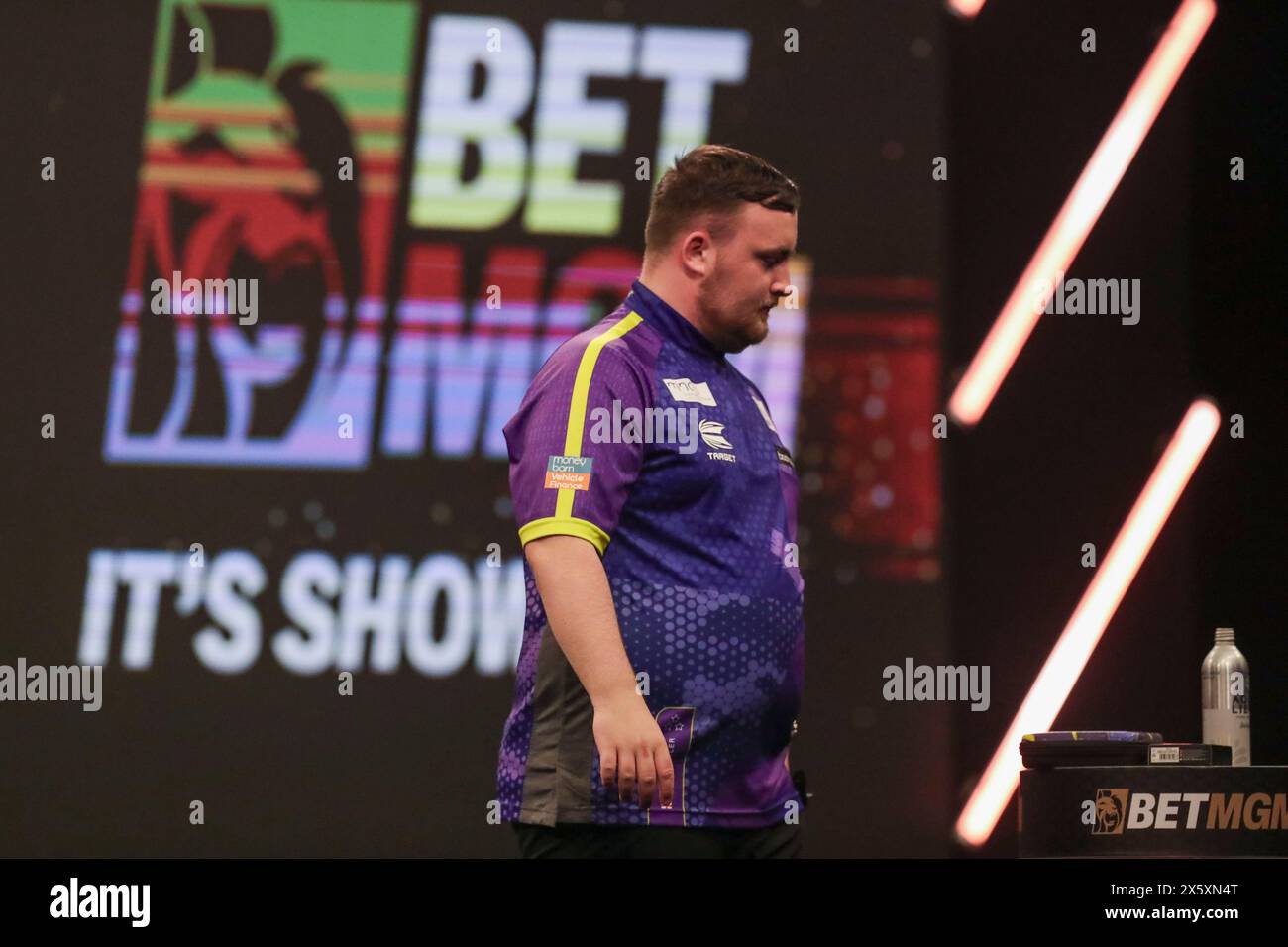 Leeds, Großbritannien. Mai 2024. Luke Litttler wurde 2024 während der BetMGM Premier League Darts, Night 15, Leeds in der First Direct Arena, Leeds, England, Großbritannien am 9. Mai 2024 Credit: Every Second Media/Alamy Live News niedergeschlagen Stockfoto