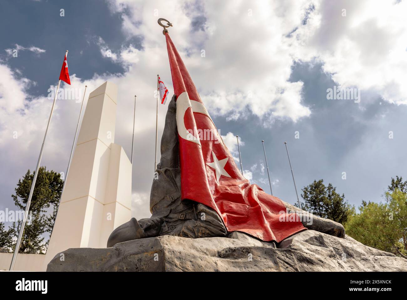 Kyrenia-Nort Zypern: 18. September 2023: Detail des Denkmals eines verwundeten türkischen Soldaten, der die türkische Flagge auf dem Militärfriedhof von Bogaz hielt. Stockfoto