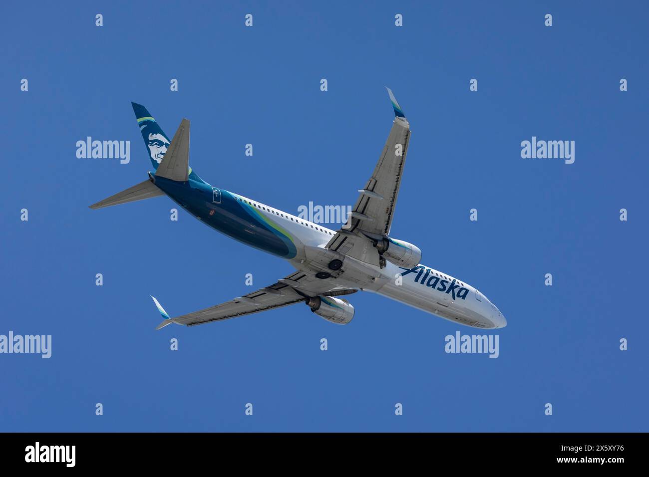 Seattle, USA. Mai 2024. Eine Alaska Airlines 737-900 (N315AS) startet am Seattle-Tacoma International Airport. Credit: Paul Christian Gordon/Alamy Live News Credit: Paul Christian Gordon/Alamy Live News Stockfoto