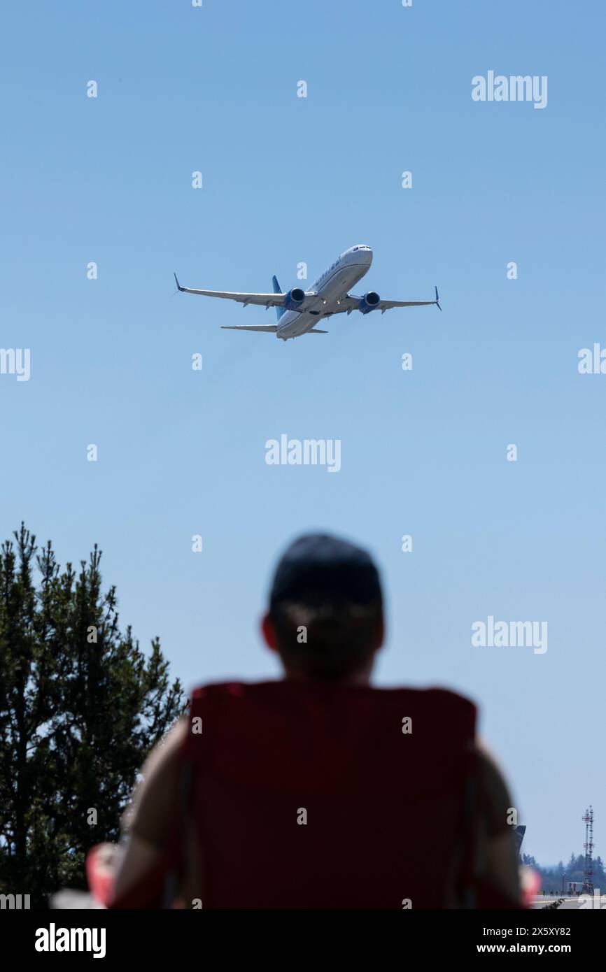 Seattle, USA. Mai 2024. SeaTac, Washington, USA. Mai 2024. Ein Flugzeugbeobachter beobachtet, wie eine United Airlines 737-900 (N315AS) am Seattle-Tacoma International Airport startet. Credit: Paul Christian Gordon/Alamy Live News Credit: Paul Christian Gordon/Alamy Live News Stockfoto