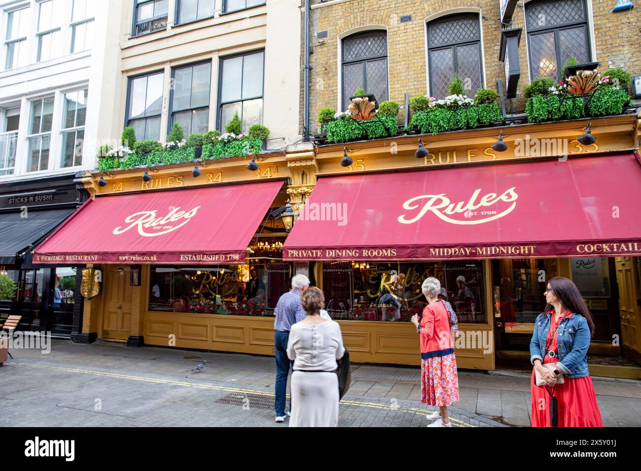 Rules Restaurant, gegründet 1798, in Covent Garden London, ältestes Restaurant in London, Außenaufnahme mit roter Markise, England, UK, 2023 Stockfoto