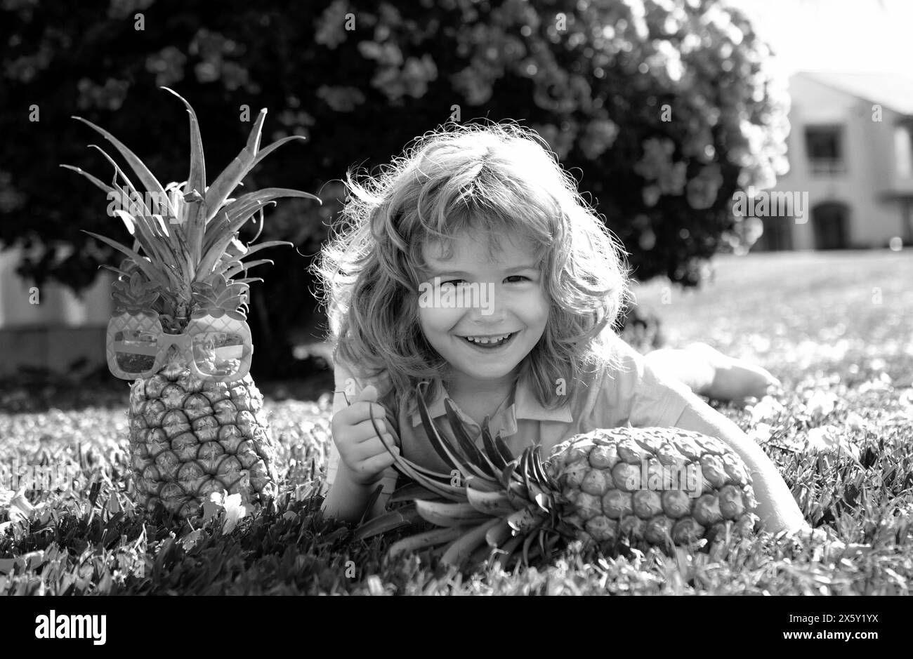 Niedliches Kind mit Ananas. Frische tropische Früchte für Kinder. Gesunde Lebensweise mit frischen Bio-Früchten. Stockfoto