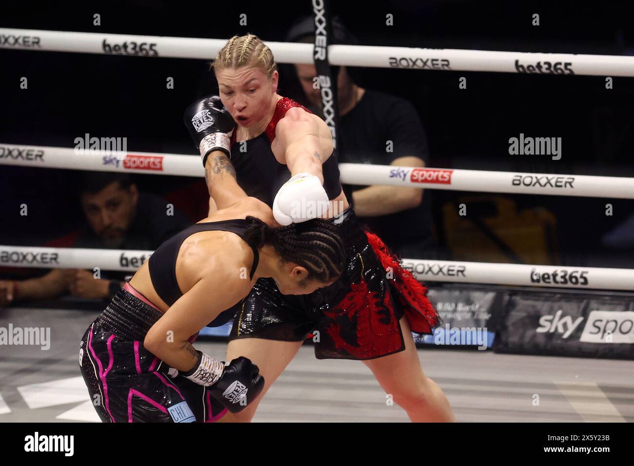 Cardiff, Großbritannien. Mai 2024. Jessica McCaskill vs Lauren Price in der Utilita Arena in Cardiff, Wales am Samstag, den 11. Mai 2024. WM-Titelkampf um WBA, IBO und Ring Magazine Weltergewicht Titel. Nur redaktionelle Verwendung, Bild von Andrew Orchard/Andrew Orchard Sportfotografie/Alamy Live News Credit: Andrew Orchard Sportfotografie/Alamy Live News Stockfoto