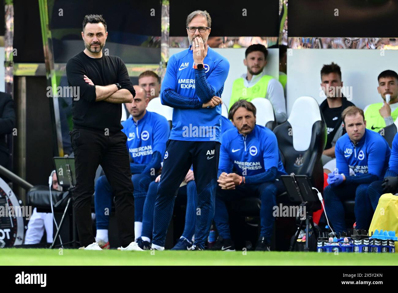 Newcastle upon Tyne, Großbritannien. Mai 2024. Roberto de Zerbi aus Brighton und sein Assistenztrainer Andrea Maldera während des Premier League-Fußballspiels zwischen Newcastle United und Brighton & Hove Albion im St. James Park in Newcastle, England (Richard Callis/SPP). /Alamy Live News Stockfoto