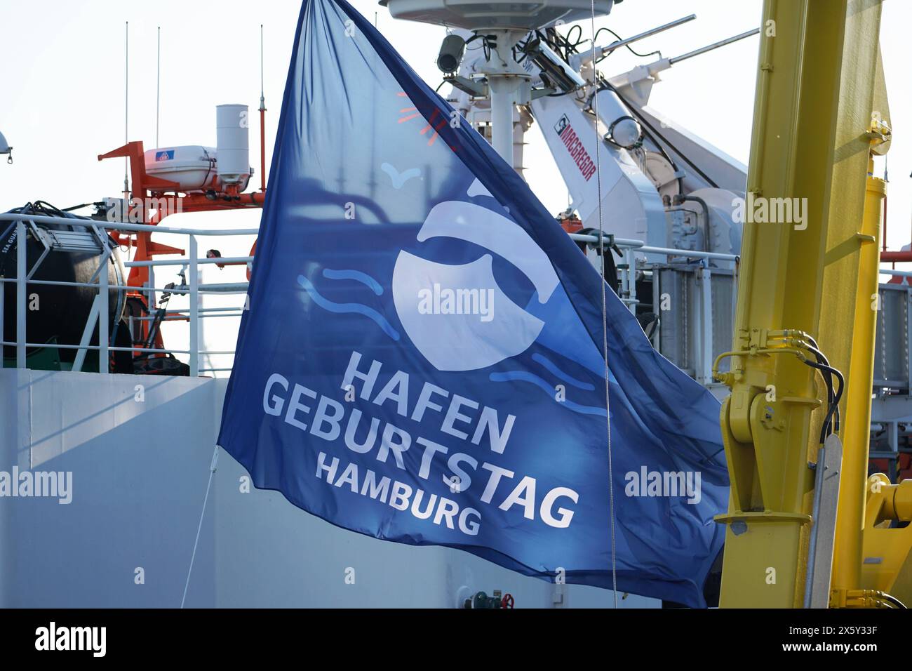 Fotos links und rechts der Veranstaltungen vom 835 Hamburger Hafengeburtstag vom 9. bis 12. Mai 2024 in Hamburg. Fahne, Flagge, Hafengeburtstag Fahne, Hafengeburtstag Flagge, Hafengeburtstag Hamburg Fahne, Hamburg - Hafengeburtstag *** Fotos links und rechts von den Veranstaltungen des Hamburger Hafengeburtstages 835 vom 9. bis 12. Mai 2024 in Hamburg Flagge, Flagge, Hafengeburtstag Flagge, Hafengeburtstag Hamburger Flagge, Hafengeburtstag Hamburger Flagge, Hamburger Hafengeburtstag Stockfoto