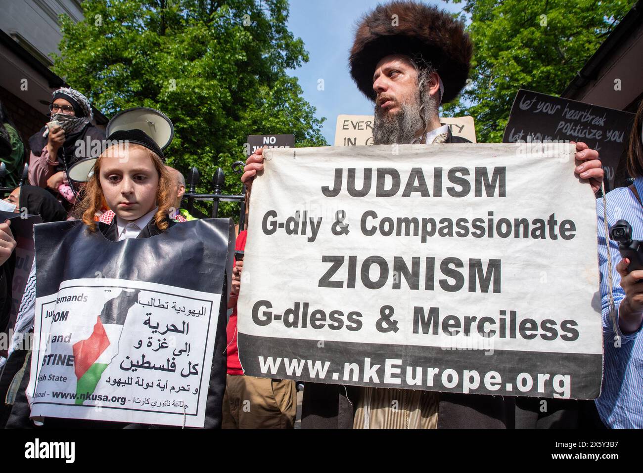 Haredi jüdischer Mann steht mit seinem Sohn während der Demonstration vor dem Tor der UCL in London, Großbritannien, mit Bannern. Ähnliche Demonstrationen an den US-Universitäten. Studentenproteste und Lager entstanden an den Universitäten in Großbritannien, darunter London, Oxford, Cambridge und Canterbury als Reaktion auf den israelisch-Gaza-Krieg. Die Studenten der SOAS (School of Oriental and African Studies) organisierten einen Solidaritätsprotest für das Pro-Palestine-Lager der UCL (University College London), weil die Beamten des Campus allen die Einreise verweigerten. Stockfoto