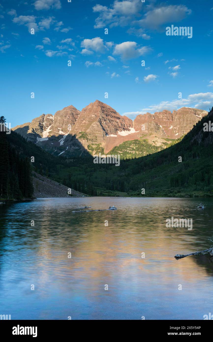 Am frühen Morgen sehen Sie die kastanienbraunen Glocken Mitte August mit der Reflexion der Berge in einer diffusen Reflexion. Stockfoto