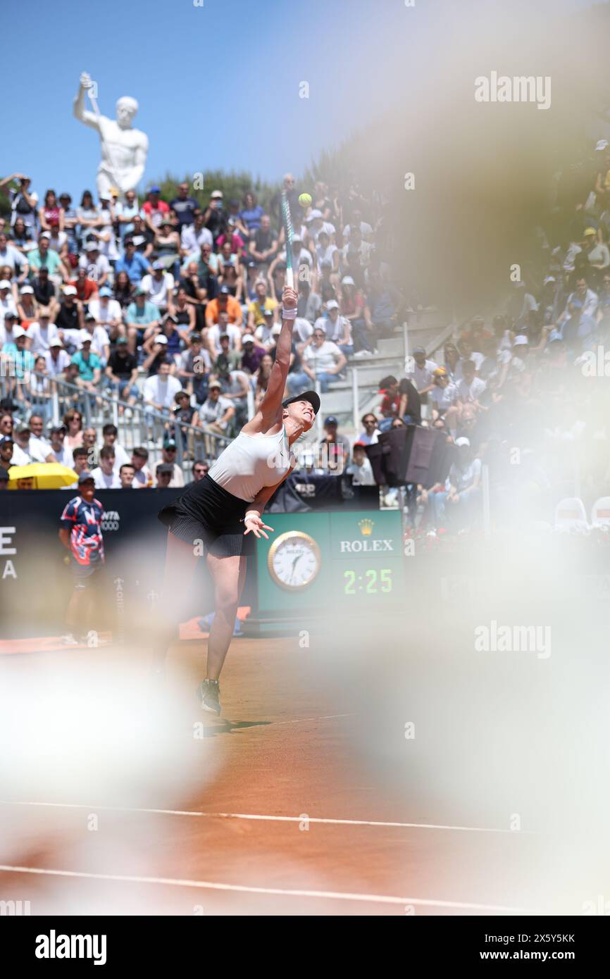 Rom, Italien. Mai 2024. Paula Badosa aus Spanien spielt beim Spiel der 3. Runde der Frauen gegen Diana Shnaider aus Russland bei den WTA Italian Open in Rom, Italien, am 11. Mai 2024. Quelle: Li Jing/Xinhua/Alamy Live News Stockfoto