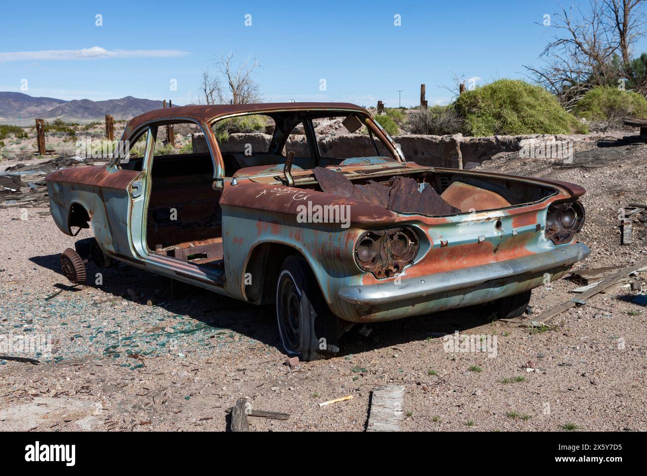 Der verrostete Körper eines Chevrolet Corvair befindet sich in der Mojave-Wüste bei Ludlow, Kalifornien. Das Fahrzeug mit Heckmotor wurde als Reaktion auf das Vo produziert Stockfoto