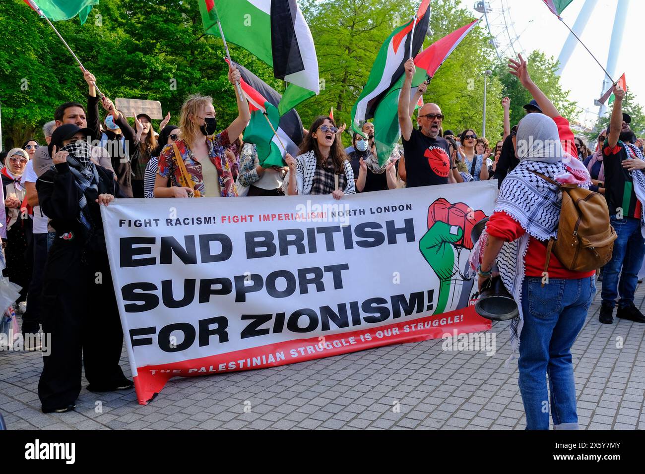 London, UK, 11. Mai 2024. Die Nachfrage nach Jugendlichen, die Gesundheitspersonal für Palästina und andere Unterstützer veranstalteten einen Notprotest in Solidarität mit den Gazastreibern und um das Bewusstsein für Bürger zu schärfen, die in Rafah gefangen sind, vor einer bevorstehenden israelischen Militäroperation. Die Gruppe marschierte mit einer Reihe von Bannern und blockierte kurzzeitig die Waterloo Bridge und löste Rauchfackeln aus. Quelle: Eleventh Photography/Alamy Live News Stockfoto