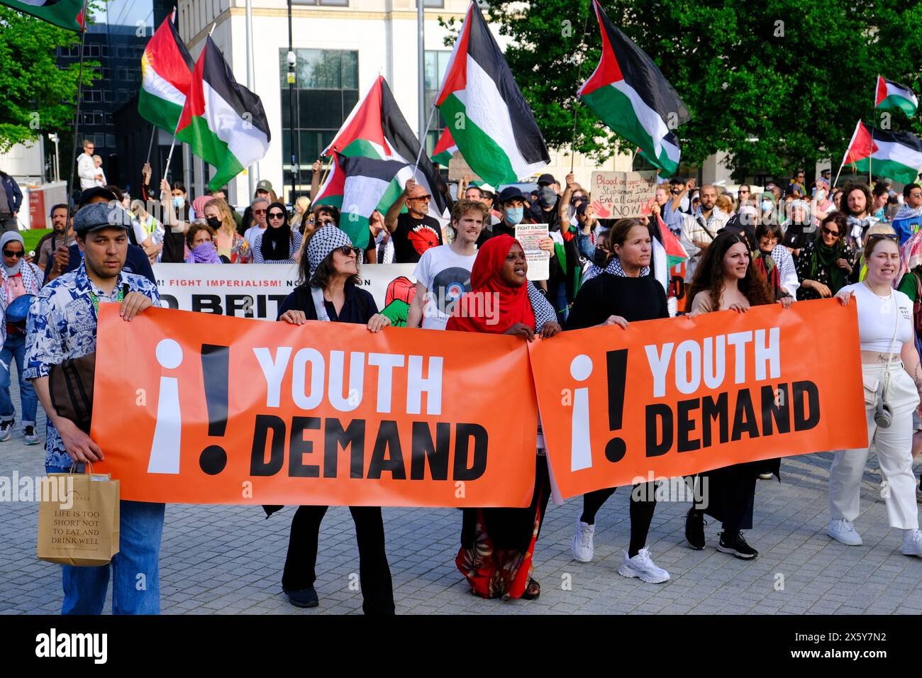 London, UK, 11. Mai 2024. Die Nachfrage nach Jugendlichen, die Gesundheitspersonal für Palästina und andere Unterstützer veranstalteten einen Notprotest in Solidarität mit den Gazastreibern und um das Bewusstsein für Bürger zu schärfen, die in Rafah gefangen sind, vor einer bevorstehenden israelischen Militäroperation. Die Gruppe marschierte mit einer Reihe von Bannern und blockierte kurzzeitig die Waterloo Bridge und löste Rauchfackeln aus. Quelle: Eleventh Photography/Alamy Live News Stockfoto