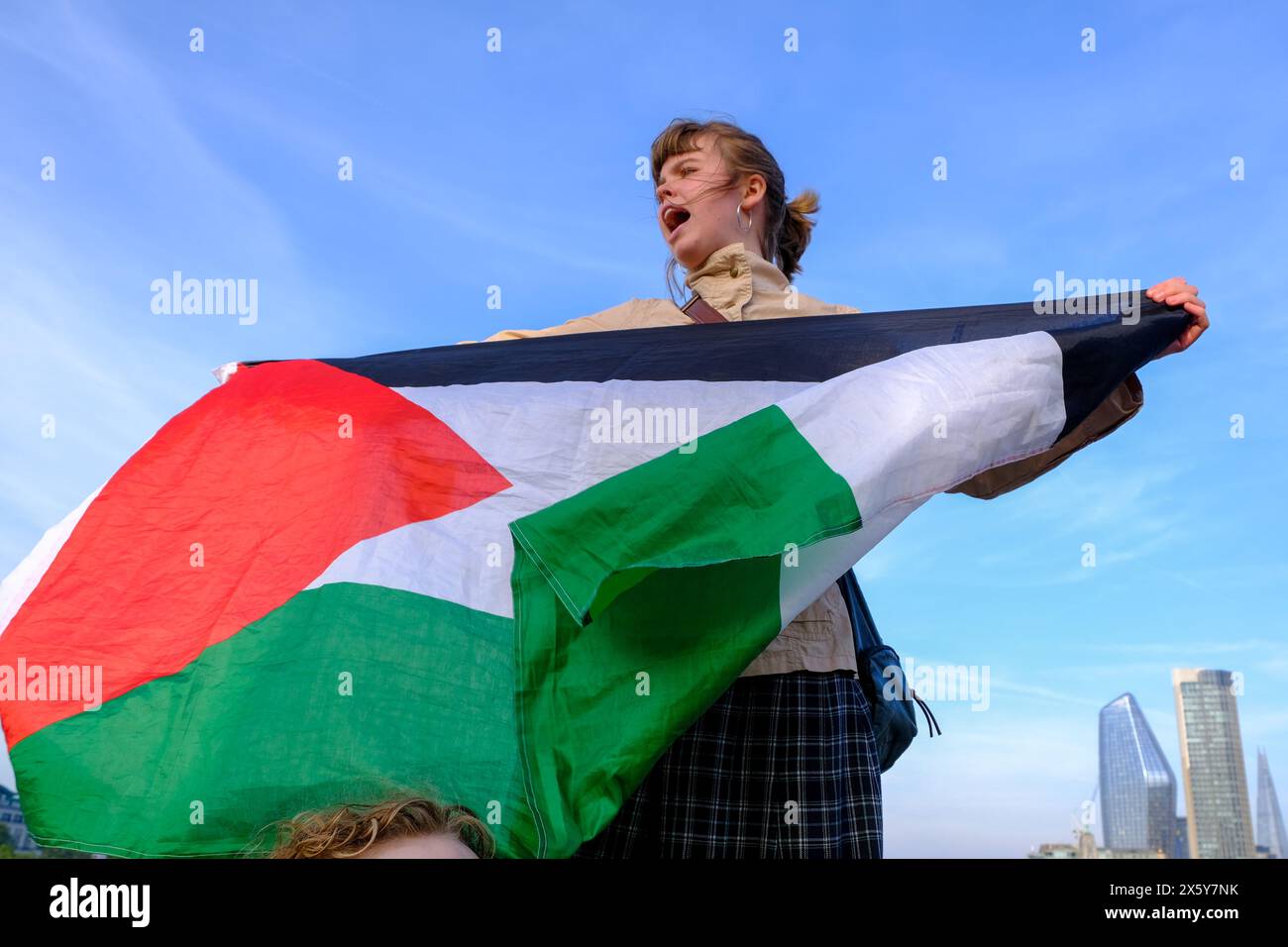 London, UK, 11. Mai 2024. Die Nachfrage nach Jugendlichen, die Gesundheitspersonal für Palästina und andere Unterstützer veranstalteten einen Notprotest in Solidarität mit den Gazastreibern und um das Bewusstsein für Bürger zu schärfen, die in Rafah gefangen sind, vor einer bevorstehenden israelischen Militäroperation. Die Gruppe marschierte mit einer Reihe von Bannern und blockierte kurzzeitig die Waterloo Bridge und löste Rauchfackeln aus. Quelle: Eleventh Photography/Alamy Live News Stockfoto